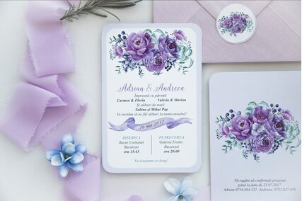 invitatie cu flori mov si plic lila
