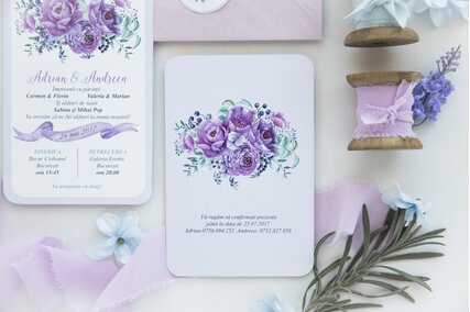 invitatie cu flori mov si plic lila