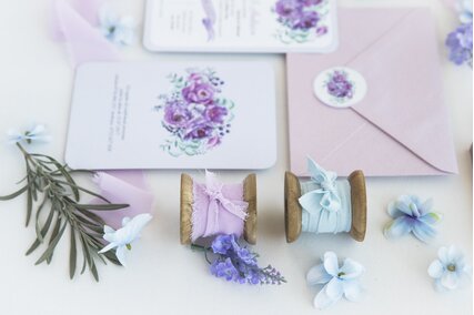 invitatie cu flori mov si plic lila