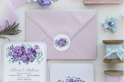 invitatie cu trandafiri mov si plic lila cu sigiliu autocolant