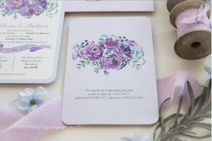 invitatie cu flori mov