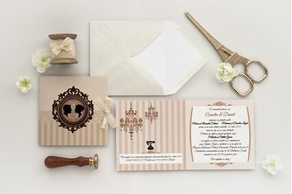 invitatie eleganta legata cu fundita cu rama maro si dungi crem