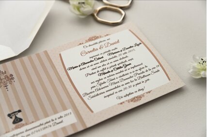 invitatie eleganta legata cu fundita cu rama maro si dungi creminvitatie eleganta legata cu fundita cu rama maro si dungi crem