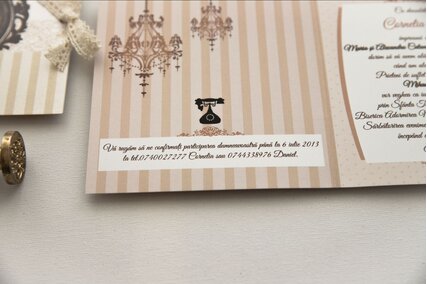 invitatie eleganta legata cu fundita cu rama maro si dungi crem