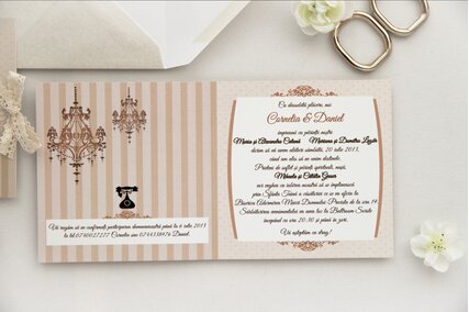 invitatie eleganta crem cu dungi si candelabru