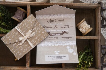 invitatie vintage cu forma deosebita legata cu dantela si scrisinvitatie vintage cu forma deosebita legata cu dantela si scris
