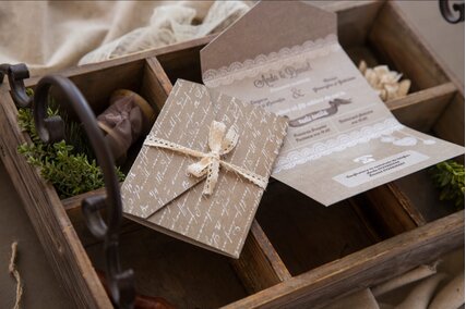 invitatie vintage in forma de plic  legat cu dantela crem