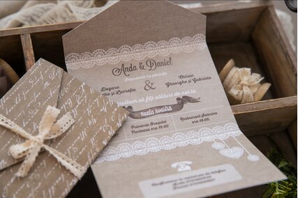 invitatie de nunta vintage legata cu dantela si textura cu scris
