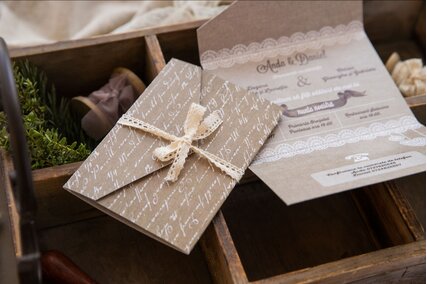 invitatie vintage cu forma deosebita legata cu dantela si scris