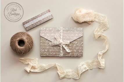 invitatie vintage cu forma deosebita legata cu dantela si scris