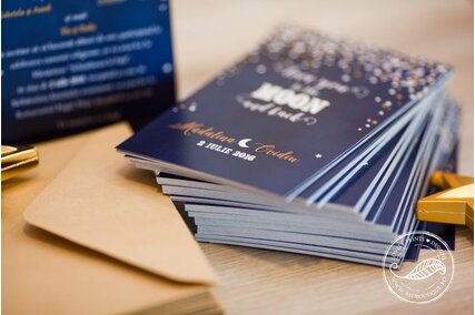 invitatie de nunta cu cer albastru inchis instelat si luna