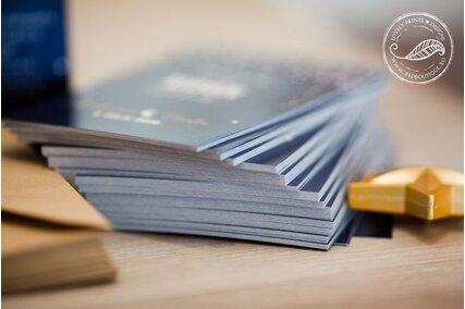 invitatie de nunta cu cer albastru inchis instelat si luna