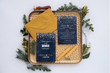 invitatie de nunta cu luna si stele albe si aurii