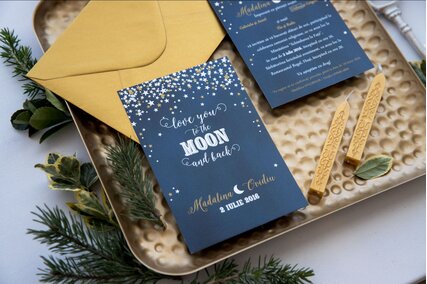 invitatie de nunta cu cer albastru inchis instelat si luna