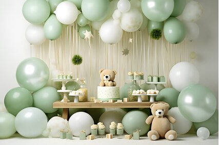 fundal foto cu ghirlanda de baloane verzi si ursuleti de plus pentru sedinte foto sau panou foto de botez cu tort si ursuleti