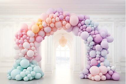 panou foto cu ghirlanda de baloane in culori pastelate si interiorul unei camere cu pereti decorativi albi