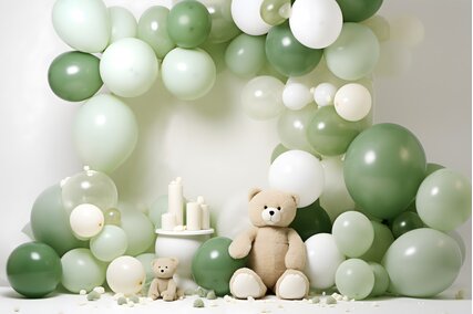 fundal foto cu ghirlanda de baloane verzi si ursuleti de plus pentru sedinte foto sau panou foto de botez