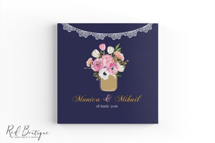 carte de oaspeti personalizata cu albastru inchis si flori roz in borcan cu foi albe pentru ganduri si urari invitati