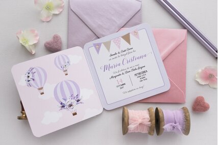 invitatie chic cu balon in nori cu mov si roz pentru fete