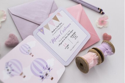 invitatie chic cu balon in nori cu mov si roz pentru fete
