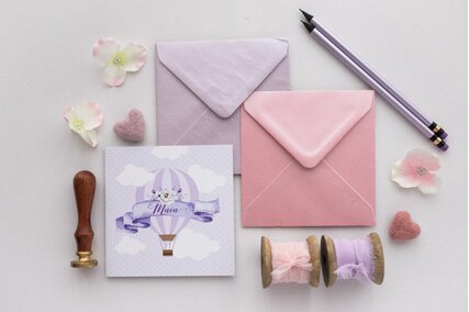 invitatie mov cu buline si balon cu aer cald cu dungi si buline cu plic roz sau lila