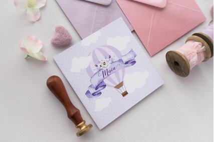 invitatie mov cu buline si balon cu aer cald cu dungi si buline cu plic roz sau lila