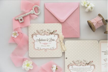 invitatie shabby chic cu buline crem si scris caligrafic cu pasare in rama maro