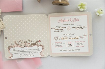 invitatie chic crem cu buline si scris caligrafic