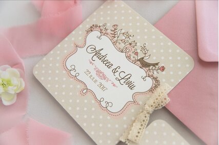 invitatie chic crem cu buline si fundita de satin