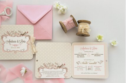 invitatie chic crem cu buline si scris caligrafic