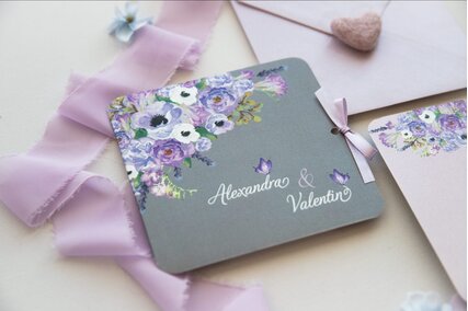 invitatie cu flori mov si albe pictate in colt