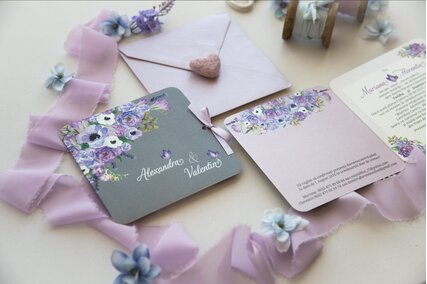invitatie cu bujori roz si anemone albe cu gri si roz pe fundal