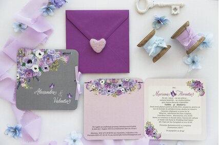 invitatie cu bujori roz si anemone albe cu gri si roz pe fundal