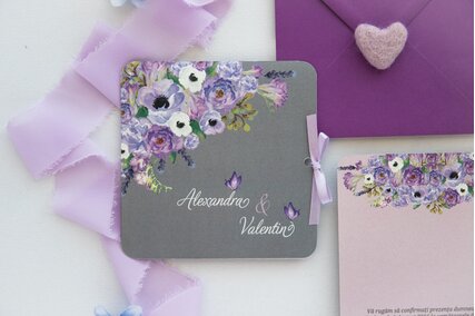 invitatie cu bujori roz si anemone albe cu gri si roz pe fundal