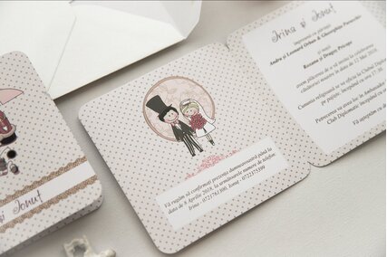 invitatie de nunta patrata cu deschidere si desen cu masina si miri