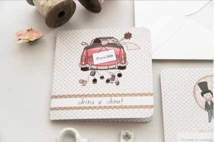 invitatie de nunta patrata cu deschidere si desen cu masina si miri