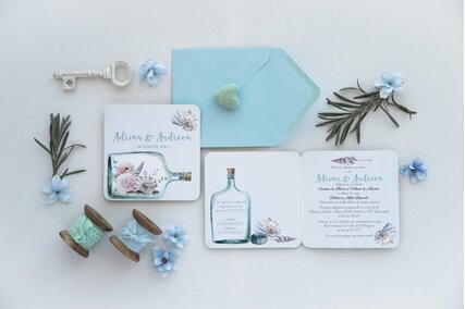 invitatie de nunta cu sticla cu scoici si flori