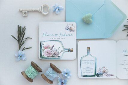 invitatie cu mare scoici si flori