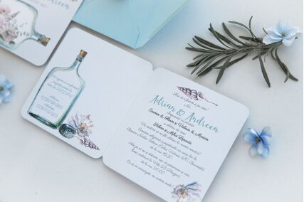 invitatie cu mare albastra si scoici in sticla cu mesaj si plic albastru deschis