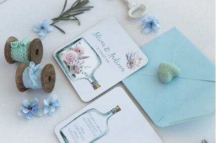 invitatie cu mare albastra si scoici in sticla cu mesaj si plic albastru deschis