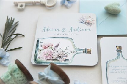 invitatie cu mare albastra si scoici in sticla cu mesaj si plic albastru deschis