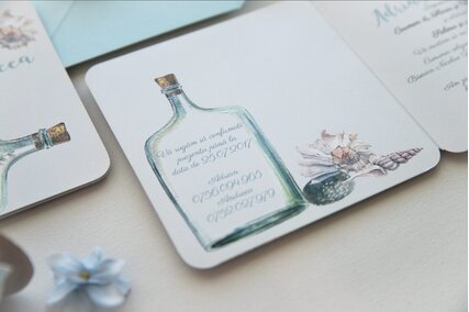 invitatie cu mare albastra si scoici in sticla cu mesaj si plic albastru deschis