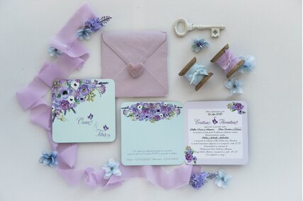 invitatie patrata verde deschis cu flori pictate mov in colt si plic mov intens