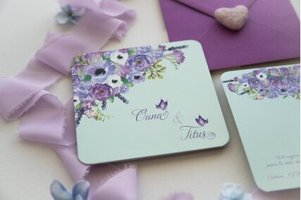 invitatie de nunta verde pastel cu flori pictate mov in colt si plic mov intens