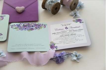 invitatie de nunta verde pastel cu flori pictate mov in colt si plic mov intens