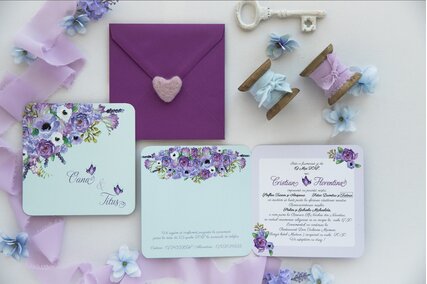 invitatie de nunta verde pastel cu flori pictate mov in colt si plic mov intens
