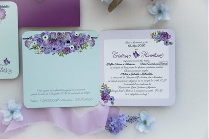 invitatie de nunta florala cu verde pastel si mov