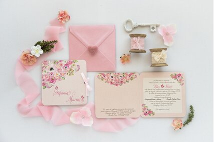invitatie roz cu flori pictate roz si albe in colt