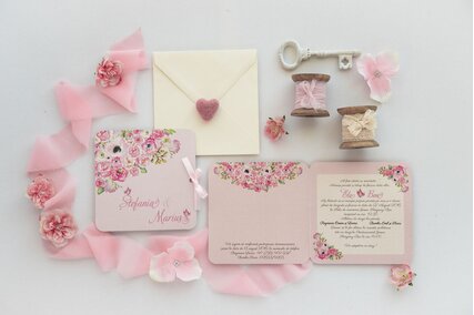 invitatie roz cu flori pictate roz si albe in colt