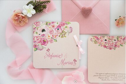 invitatie roz paste cu bujori si anemone pictate si plic crem